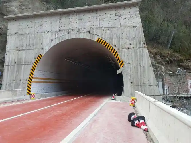 泸康方向大河沟隧道入口隧道洞口的实体标线被大风吹落.