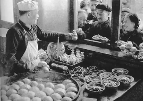 1958年的公共食堂老照片,充满争议的"大锅饭"时代