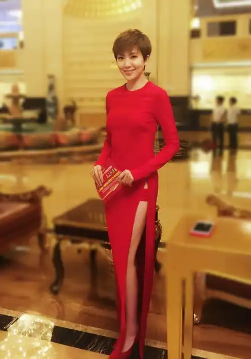 主持人紫檀一身红装造型时尚阔步前行尽显美腿
