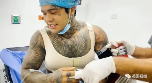 肌肉男网红隆成g罩杯,穿性感内衣当粉丝福利?_视频