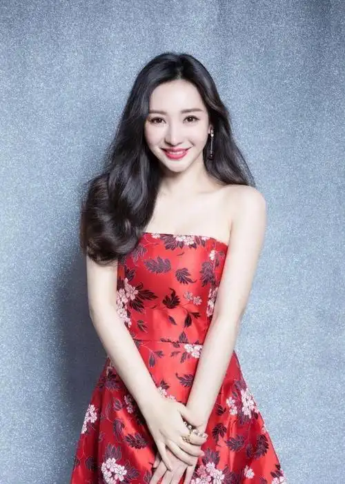 被柳岩的饱满身材迷住了穿一袭蕾丝红色连衣裙女神真美