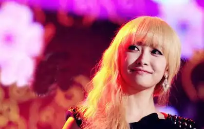 宋茜金发造型演绎韩式最in眼妆容