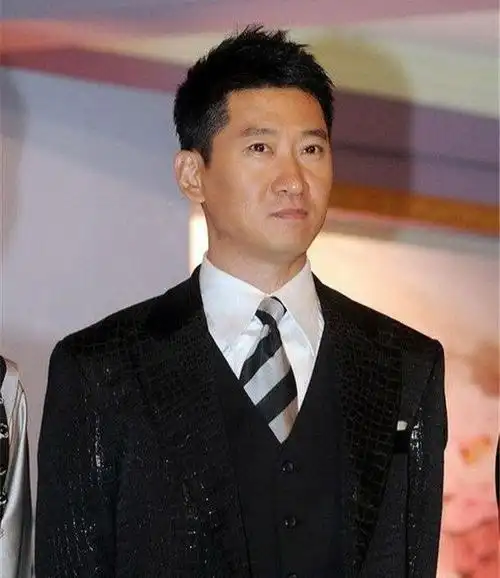 53岁周杰再惹争议发文狂傲不羁内涵张颂文周一围无奈躺枪