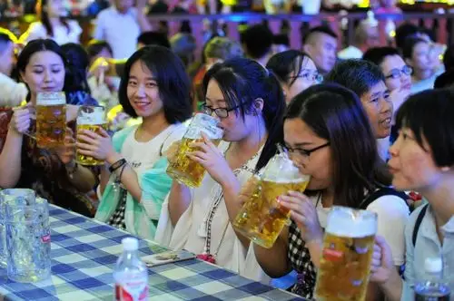 啤酒节上 青岛美女哈酒也疯狂 大杯哈酒 快乐狂欢