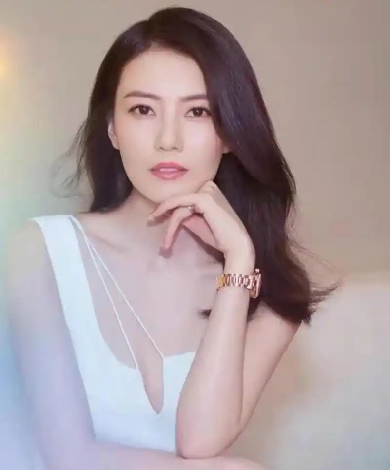 高圆圆身穿蓝色长裙优雅迷人,回眸一笑百媚生,六宫粉黛无颜色