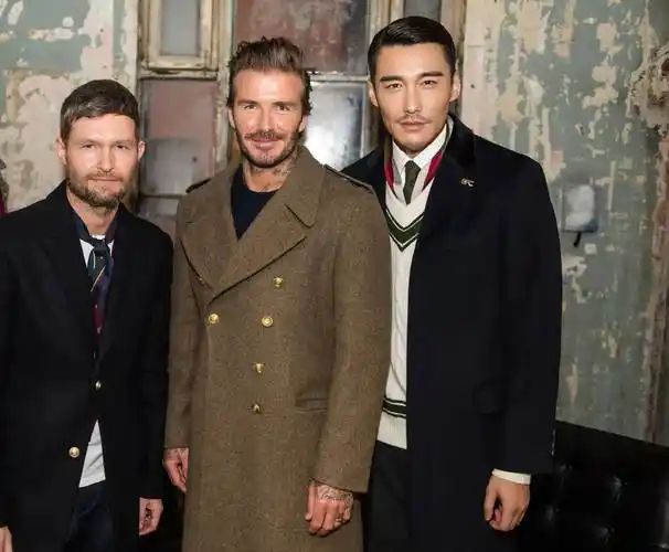 胡兵和胡歌一起合影,胡歌身高185都显矮了,他们都是黄金单身汉-猪泡泡