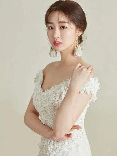 准新娘的发型与礼服搭配参考