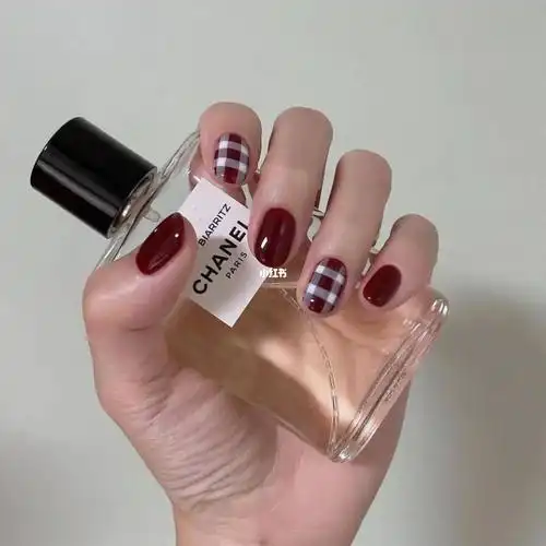 0929666529666500车厘子色美甲手绘格纹