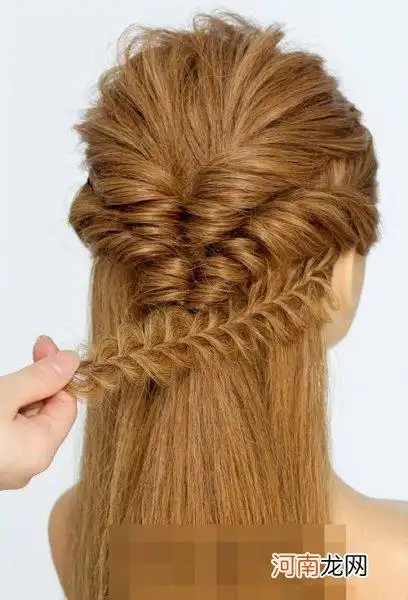 半扎公主头发型扎法图解 甜美可人的扎发赏析