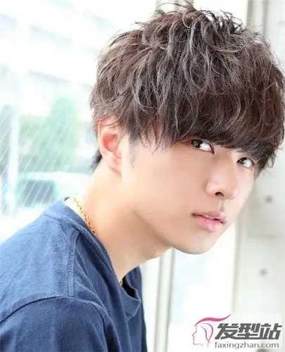 日系男生纹理烫发型 蓬松烫发酷炫时髦