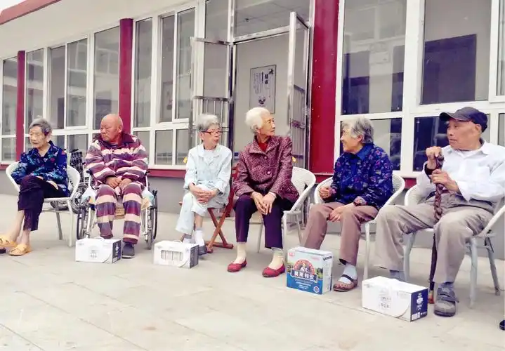 爷爷奶奶在聊天中