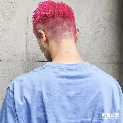 男生玫红色染发