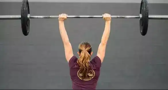 杠铃推举训练中哪些错误需了解下背部过动拱起以及借力完成练习