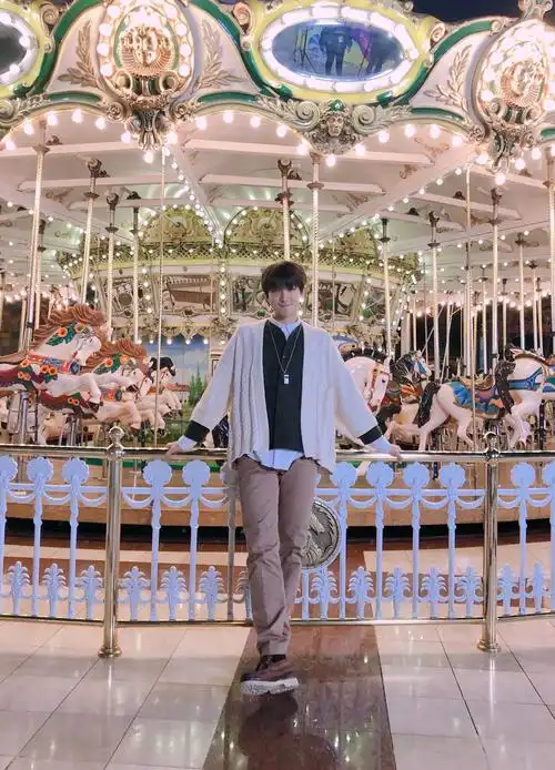 ckeee_u  8月20日 23:38   关注  防弹少年团 bts 金南俊 街拍 穿搭