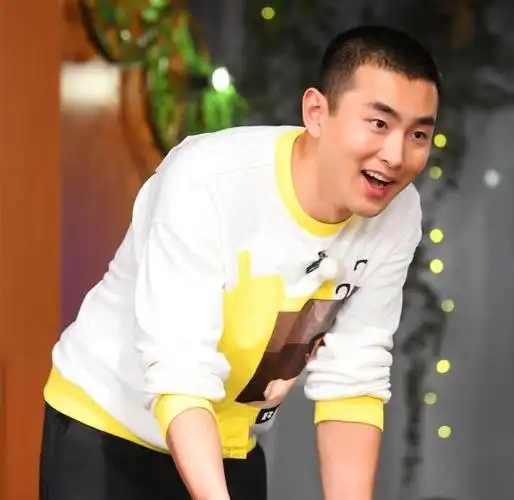 《奔跑吧》王彦霖成接梗担当,黄旭熙虽搞笑但略显拘谨