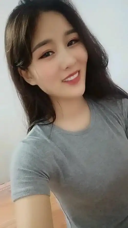 安徽女孩,长相不咋滴,身材一般,爱笑心特软,就喜欢宅在家,我是你中意