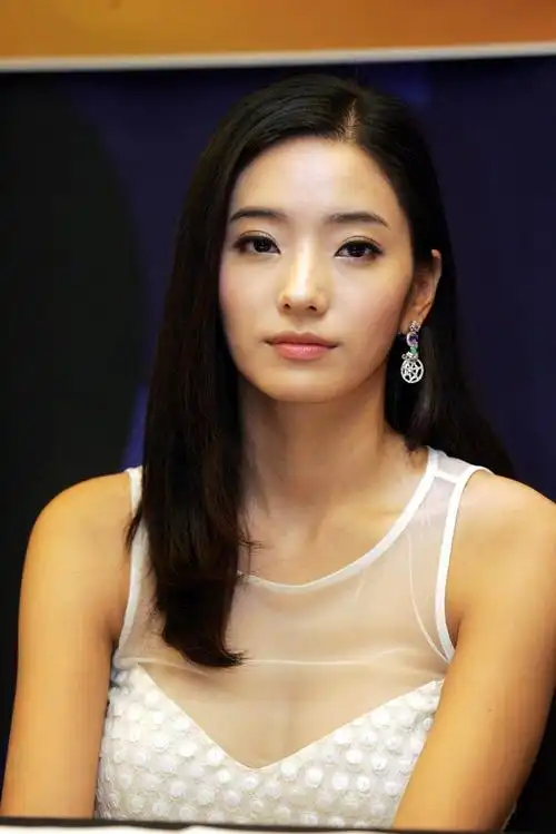 韩国女星韩彩英