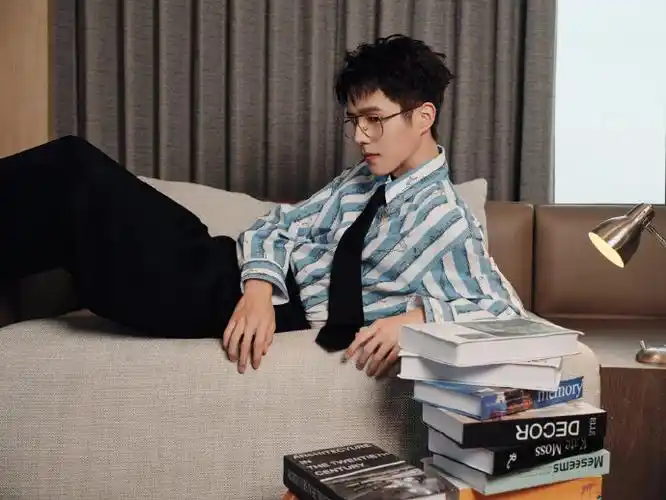 被刘昊然金丝眼镜迷拥了