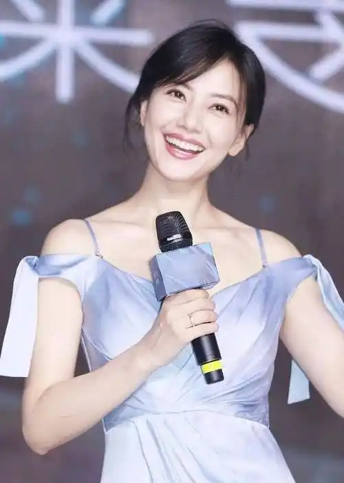 直男女神高圆圆产后大笑没捂脸,"满脸"皱纹,暴露了她真实年龄_气质