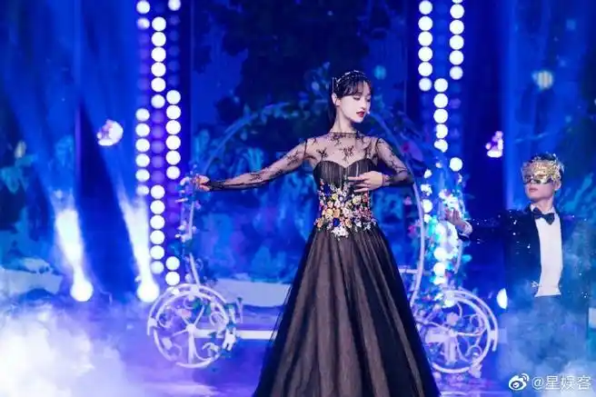 郑爽穿晚礼服跳舞