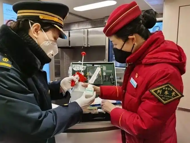 抗击疫情北京客运段党委让党旗飘扬党徽闪耀