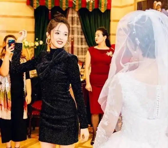 古力娜扎在姐姐婚礼大秀新疆舞,魔鬼身材着实吸睛,姐夫颜值高_张翰