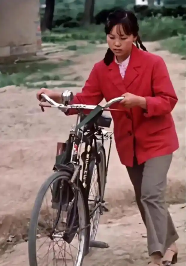 老照片2位知识女青年在田间的留影80年代推着自行车回家的姑娘