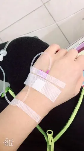 拔掉输液针继续去学习,可敬的同学!