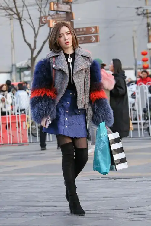 街拍皮草蓝裙过膝靴的搭配让姑娘的星相更加迷人有魅力