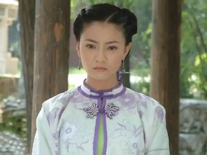 但是在2005年的电视剧《烟花三月》里,27岁的郝蕾完成了对26岁高圆圆