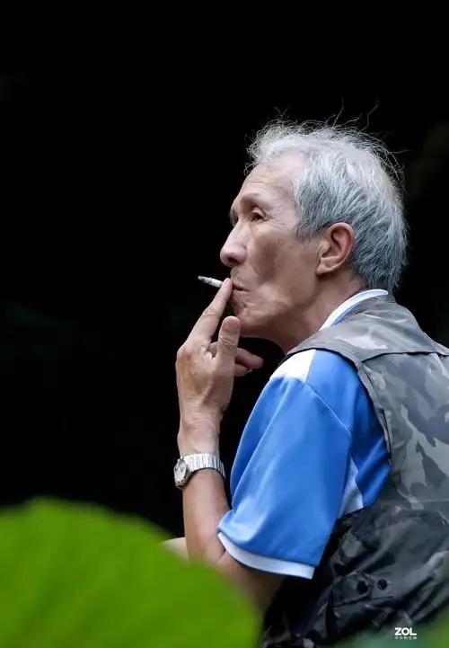 抽烟的老者