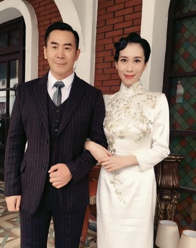 42岁温峥嵘美得真大气,旗袍配红色斗篷高贵典雅,尽显东方魅力