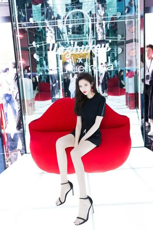 宋妍霏身穿黑裙搭配高跟鞋,简洁利落的摩登女郎范