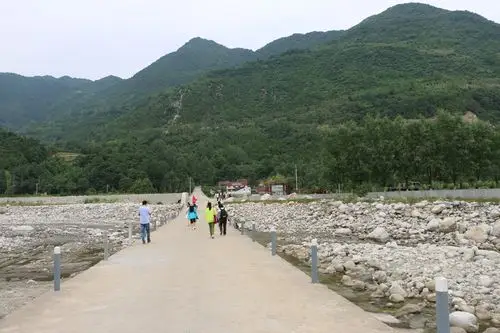 马耳山村是太白县鹦鸽镇的"南大门",距镇区4公里,依山傍水,姜眉公路穿