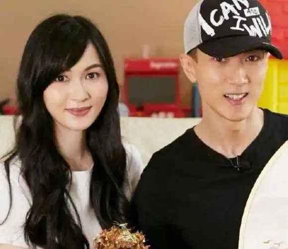 吴尊和妻子通过介绍认识留学期间十分想念女友对女友很依赖