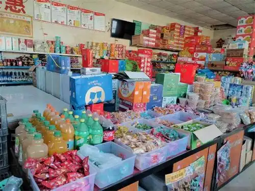 "以前我们是食杂店,店里的货物摆放非常乱,成为现代终端商户后,烟草