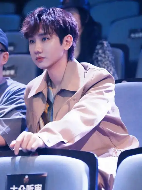 汪苏泷歌手后台不定时plog