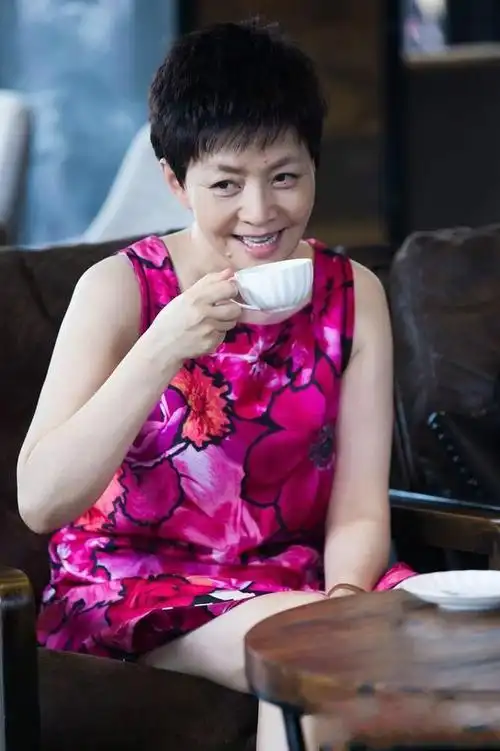 别看宋丹丹都56岁了热裤美腿风采依旧