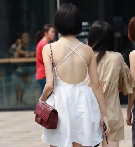 街拍背影女神总是喜欢吊我们的胃口