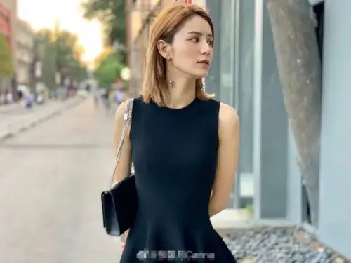 张馨月晒林峯视角美照大放闪紧身短裙纤细身材尽显漫画腿抢镜