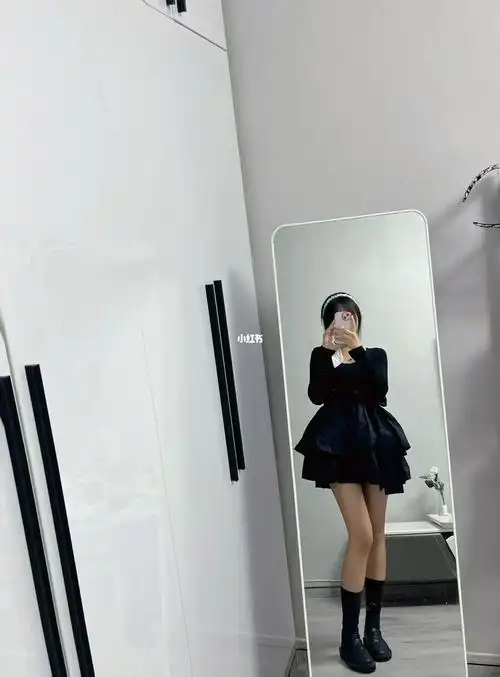 喜欢这个裙子! 感觉可以配个再长一点的靴子穿.