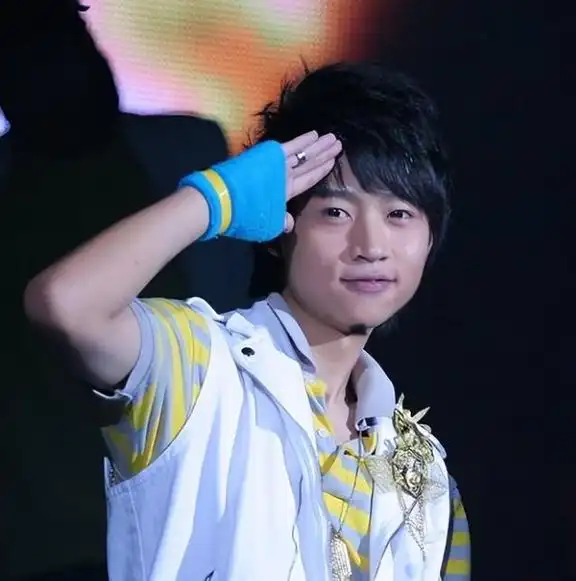 魏晨:朋友买房他送去现金,入行多年无绯闻,娶大学时女友很幸福