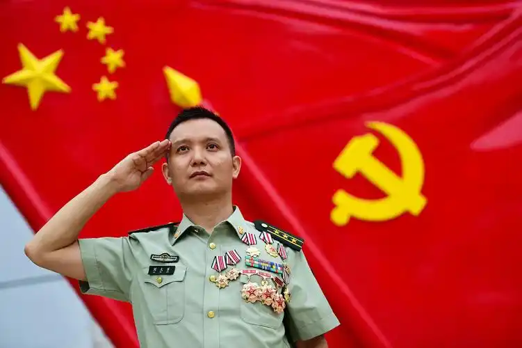 章底色是桔黄色,上缀一颗星,师级军官资历章是四行,略章底色是大红色