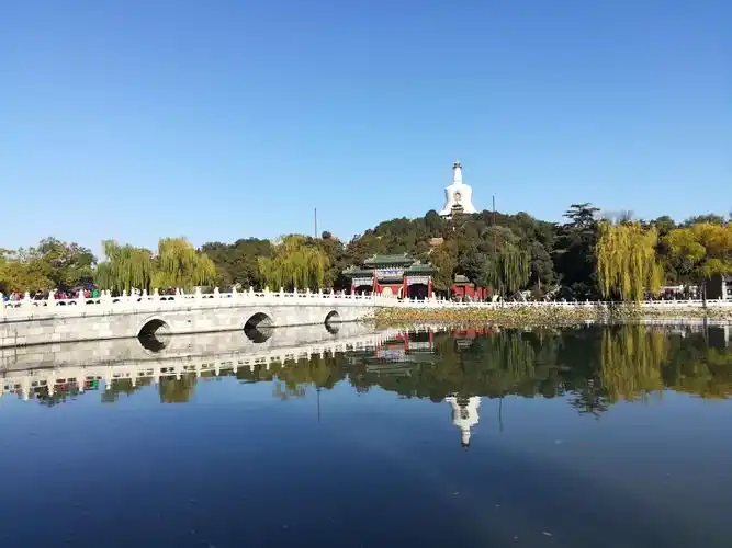 天空蔚蓝空气清新,北海公园赏菊花登白塔2018.10.31日