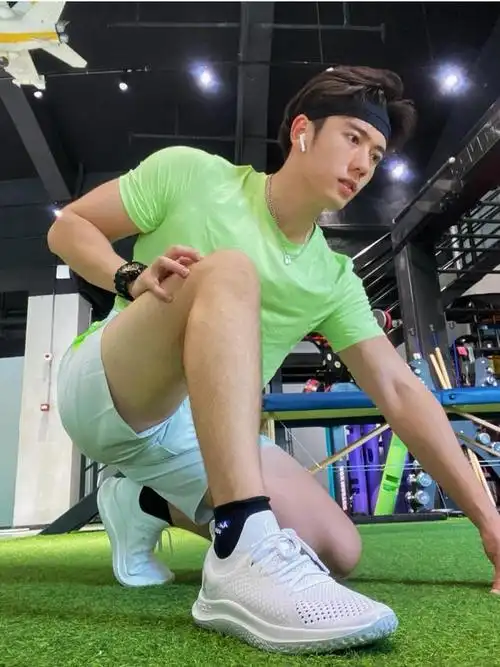 肉感十足的肌肉帅哥,中意不?