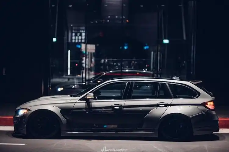 看多了普通的宝马3系这辆宽体旅行版改装车更加震撼