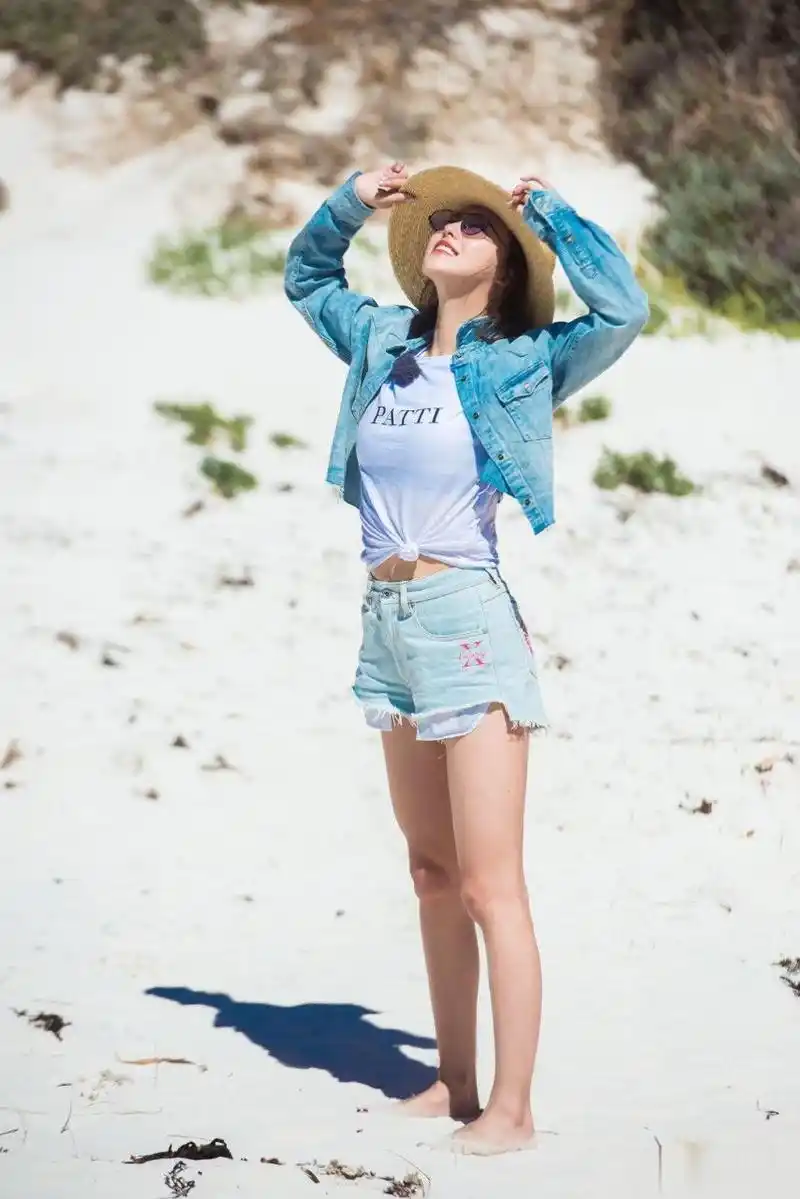 张嘉倪海边美腿