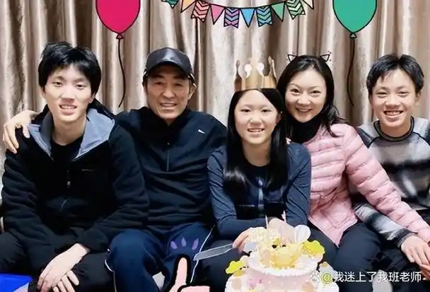 张艺谋是具有国际声誉的导演,其独特的作品深受观众和影评人的喜爱.