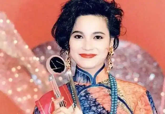 但随着时间的推移,樊亦敏的事业逐渐陷入低谷,与吴京的关系也走到了