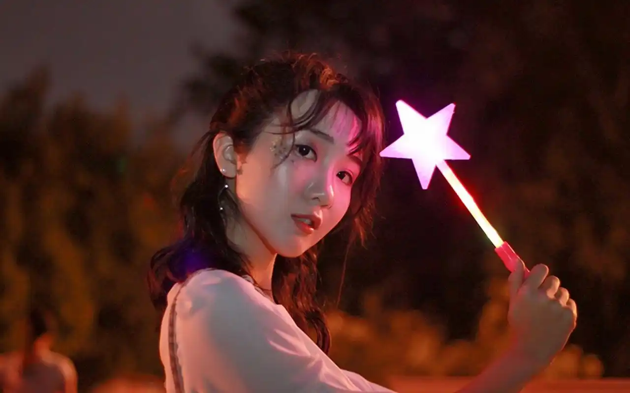 自然清新烟花美女写真电脑壁纸高清大图预览1920x1200_美女壁纸下载_